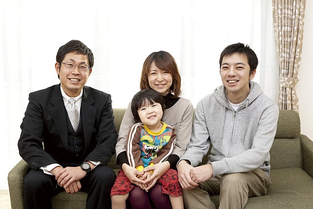 施主様ご家族と担当営業(左:桜井)